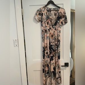 Beautiful dress perfect for Easter size medium